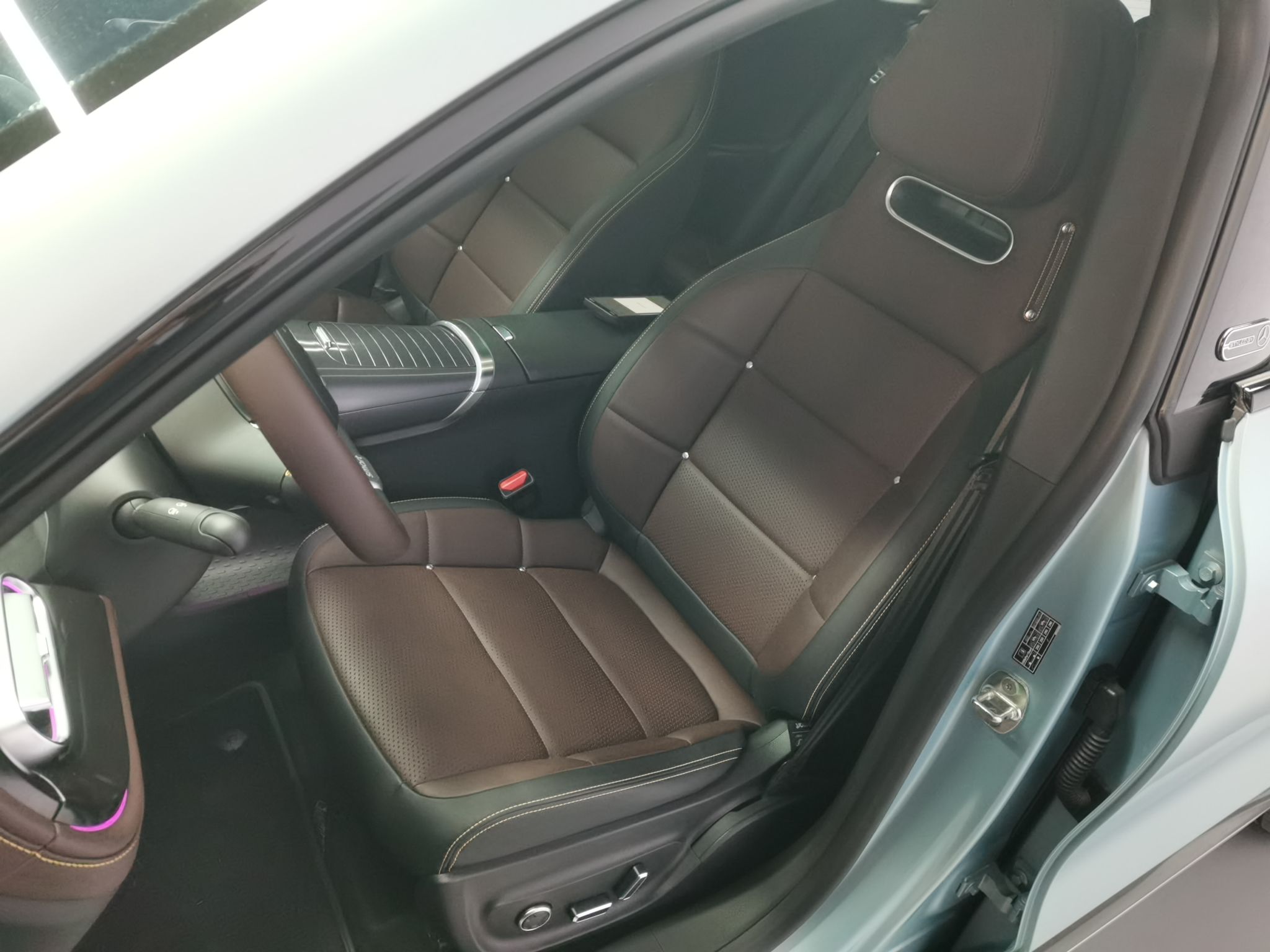 Переднее сиденье в автомобиле