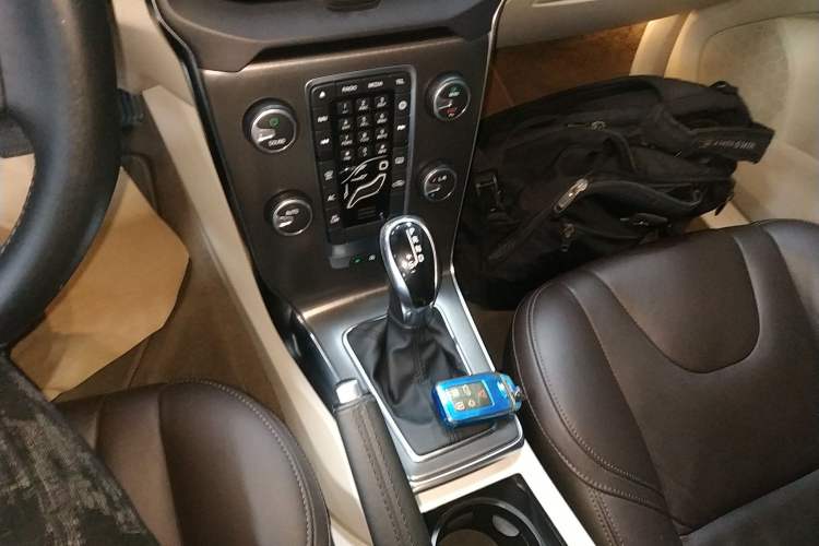 Used Volvo V40 2015 1.6T Zhiyi Edition Gear Lever