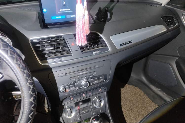 Used Audi Q3 2015 35 TFSI quattro Technology Edition Audio And AC Panel