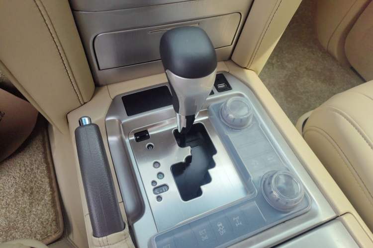 Used Toyota Land Cruiser 2021 5.7L VXR Genuine Leather – Middle East Gear Lever