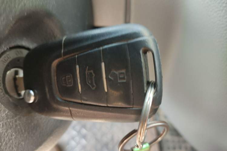 Used SAIC MAXUS Xintu V80 2021 2.0T Manual Classic City Delivery King Short Wheelbase Mid-Roof Design 3 Seats