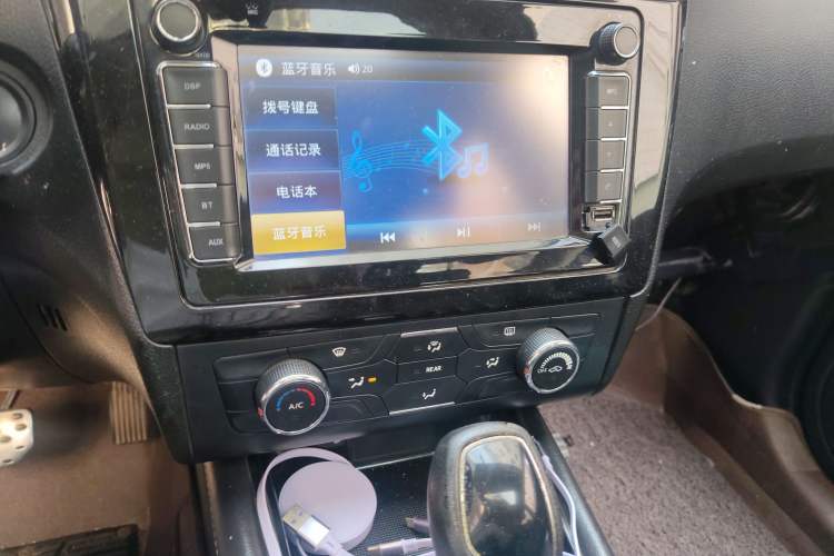 Used Dongfeng Fengon 580 2016 Revised Version 1.5T CVT Comfort Edition Audio And AC Panel