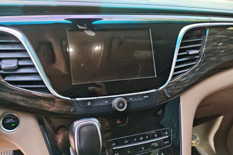 Used Buick GL8 2017 ES 28T Luxury Model China V Standard Audio And AC Panel