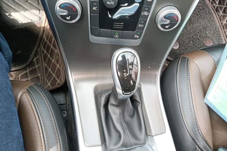 Used Volvo XC60 2016 T5 Smart Version Gear Lever