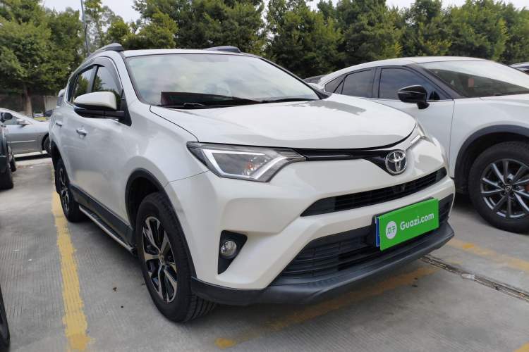 Used Toyota RAV4 2019 2.0L CVT Two-Wheel Drive Luxury Version China VI Standard