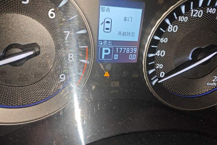 Used Infiniti M Series 2012 M25L Comfort Edition Odometer Close Up