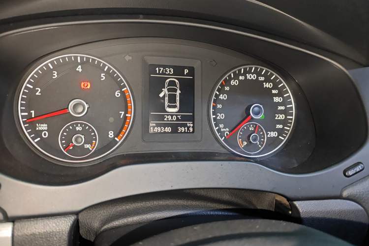 Used Volkswagen Sagitar 2014 1.4TSI Automatic Luxury Model Odometer Close Up