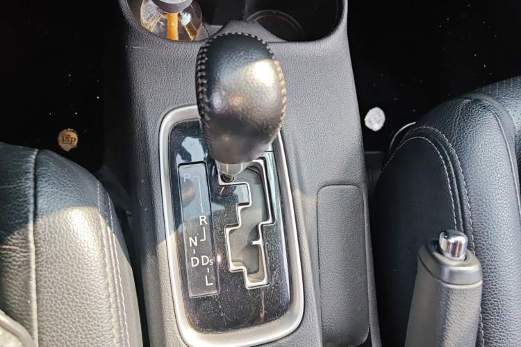 Used Mitsubishi Outlander 2013 2.4L 4x4 Luxury Navigation Edition 5 Seats Gear Lever