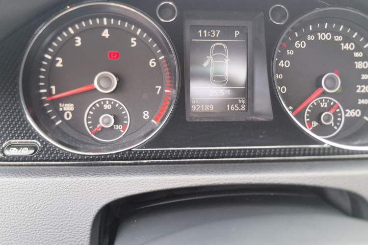 Used Volkswagen Magotan 2016 1.8TSI Luxury Comfort Model Odometer Close Up