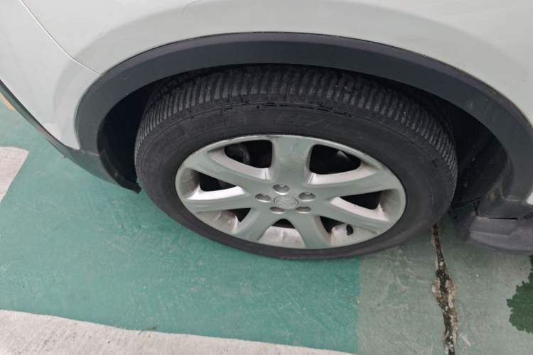 Used Buick Encore 2014 1.4T Automatic Two-Wheel Drive Urban Elite Model Left Front Wheel Hub