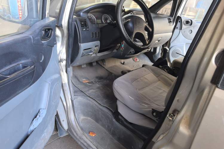 Used FORTHING Lingzhi 2014 V3 1.5L 7-Seater Comfort Model Driver Seat