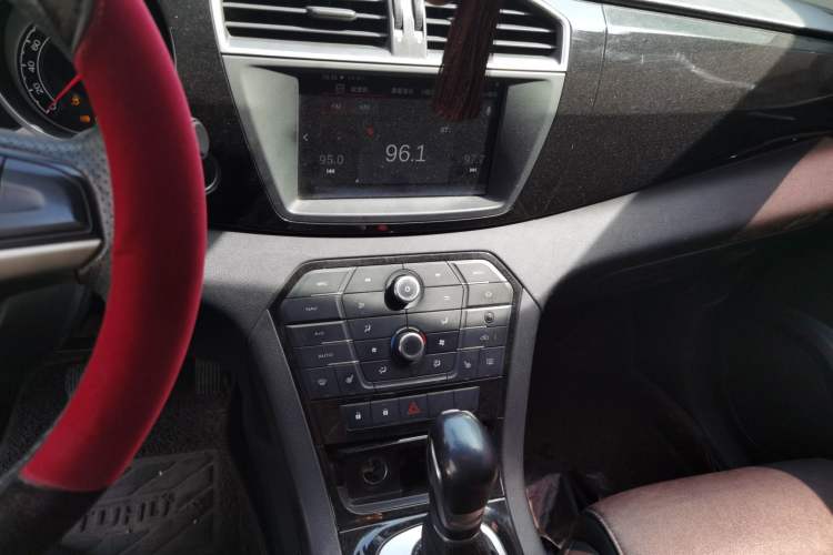 Used MG GS 2015 2.0TGI TST Luxury Edition Audio And AC Panel