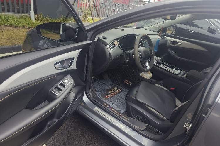 Used Roewe i6 MAX 2020 300TGI Automatic Supreme Edition with Cool Sunroof and Advanced Driving Features