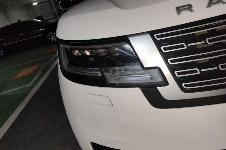 Used Land Rover Range Rover 2023 3.0 L6 400 PS Extended Long-Wheelbase Version