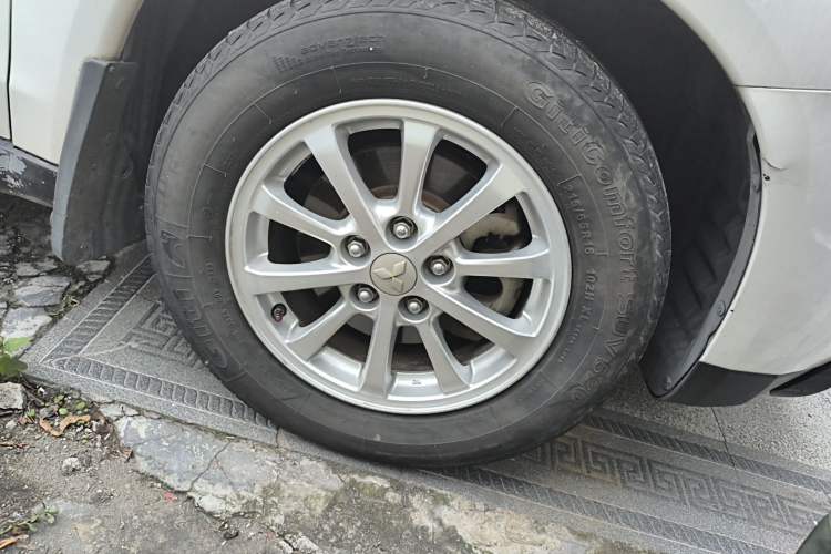 Used Mitsubishi ASX 2013 2.0L CVT Two-Wheel Drive Elite Edition Right Front Wheel Hub