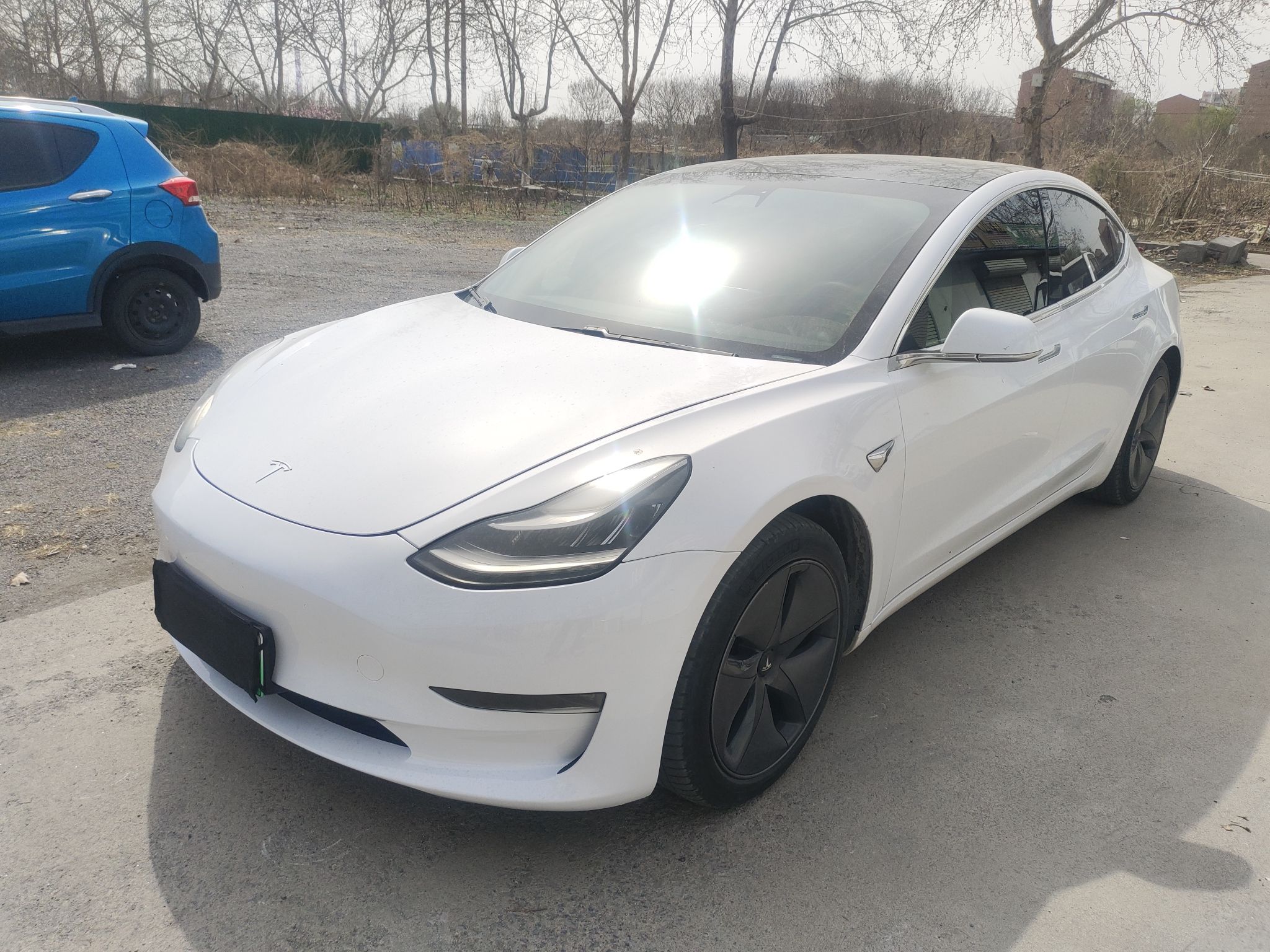 Под передней частью автомобиля