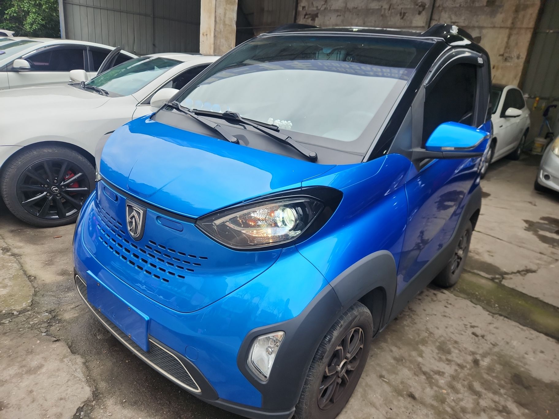 تحت مقدمة السيارة