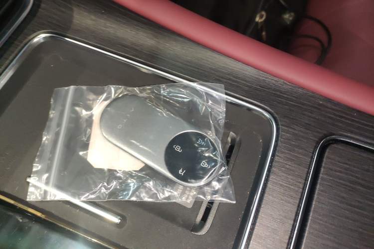 Used Hima AITO M8 2025 Extended-Range Ultra Version 53.4 kWh 6-Seater Edition Vehicle Key