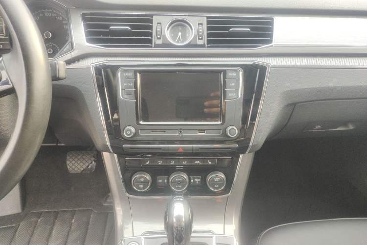 Used Volkswagen Passat 2017 280TSI DSG Luxury Edition Audio And AC Panel