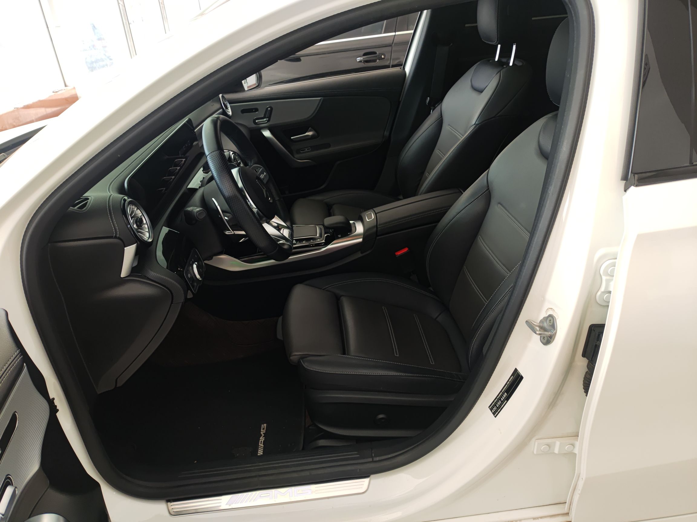 Переднее сиденье в автомобиле