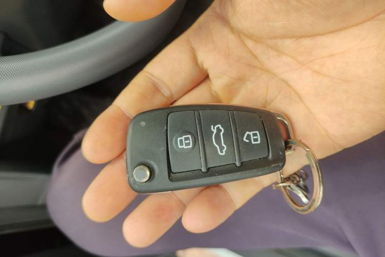 Used Chery QQ Ice Cream 2022 170km Sundae Phosphate Lithium-Ion Vehicle Key