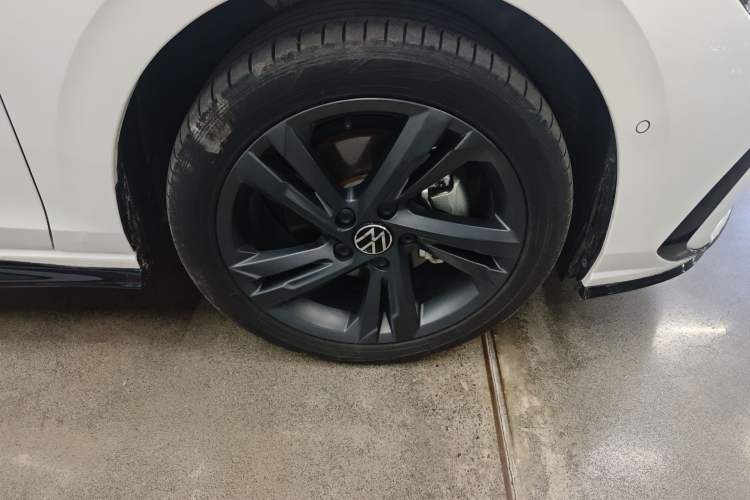 Used Volkswagen Golf 2024 280TSI DSG R-Line 50th Anniversary Edition Right Front Wheel Hub