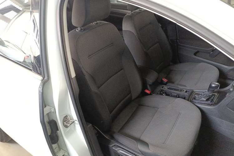 Used Volkswagen Golf 2017 1.6L Automatic Comfort Million-Vehicle Anniversary Edition Right Front Seat