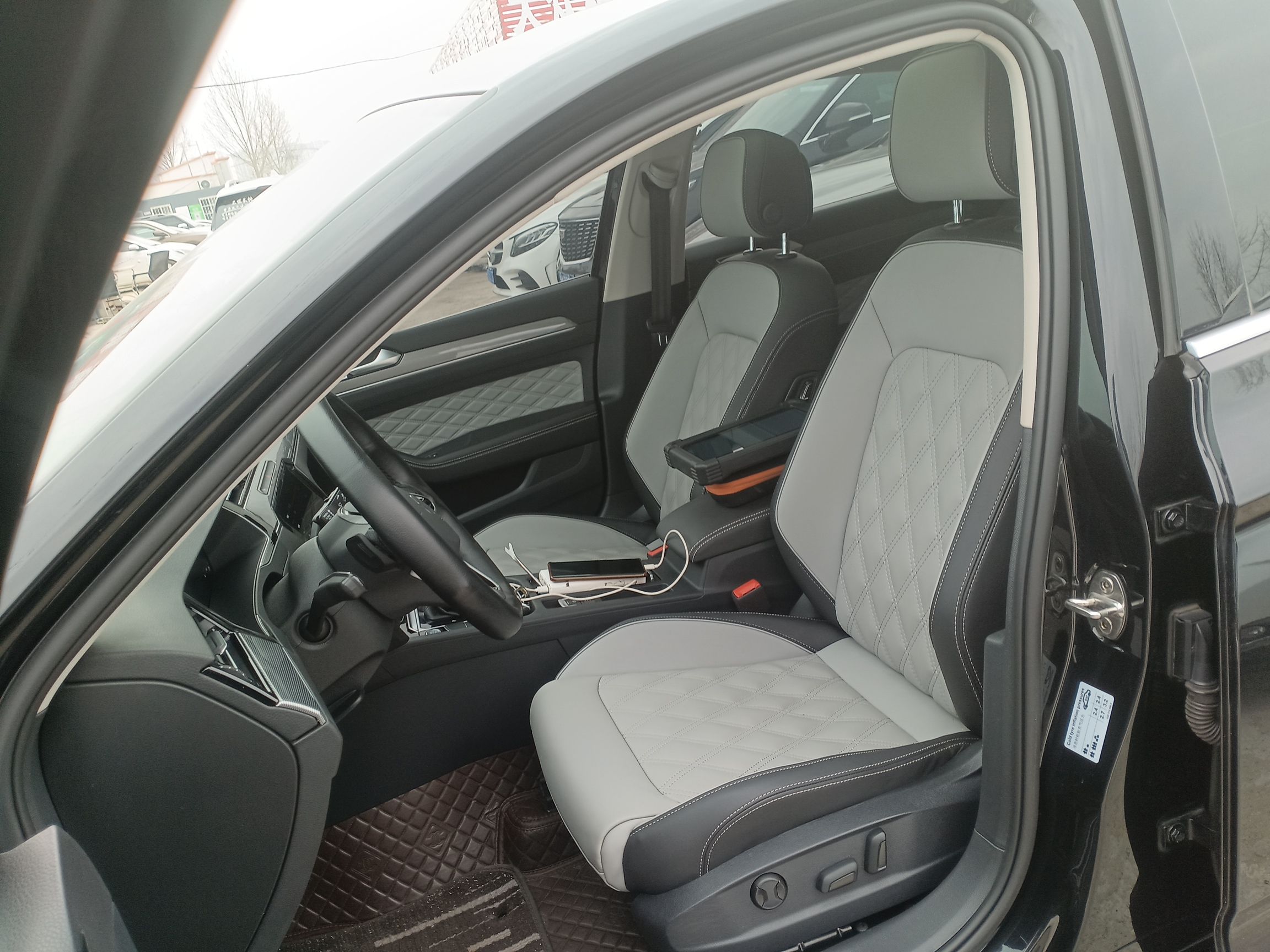 Переднее сиденье в автомобиле