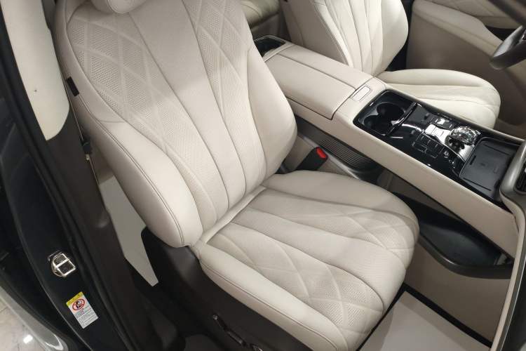 Used Denza D9 2025 DM-i Intelligent Drive 1020 Four-Wheel Drive Flagship Model