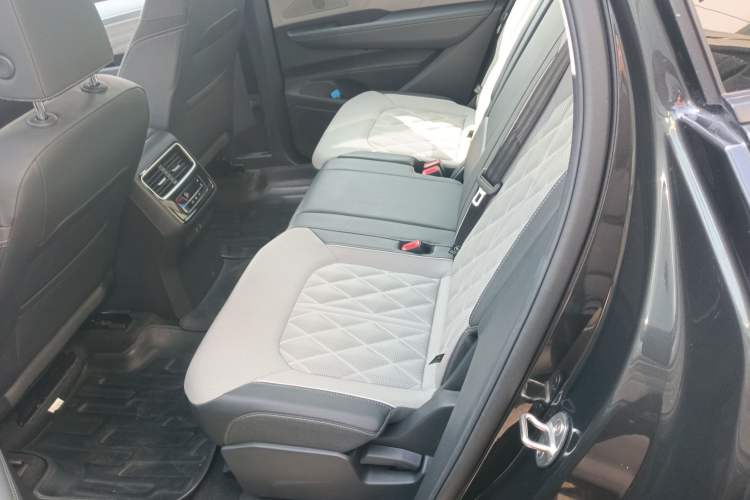 Used Volkswagen Tavendor 2024 380TSI All-Wheel-Drive R-Line Cruise Premium Edition Left Rear Seat