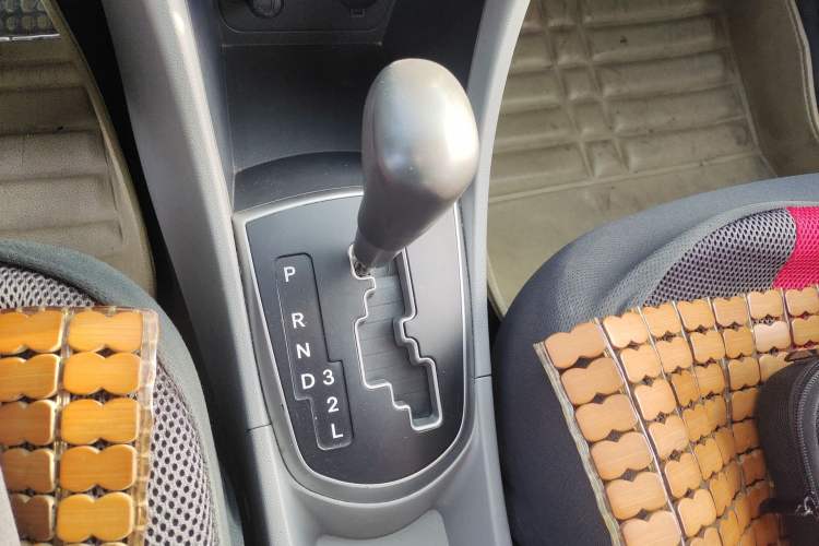 Used Hyundai Verna (older generation) 2014 1.4L Automatic Smart GLS Gear Lever