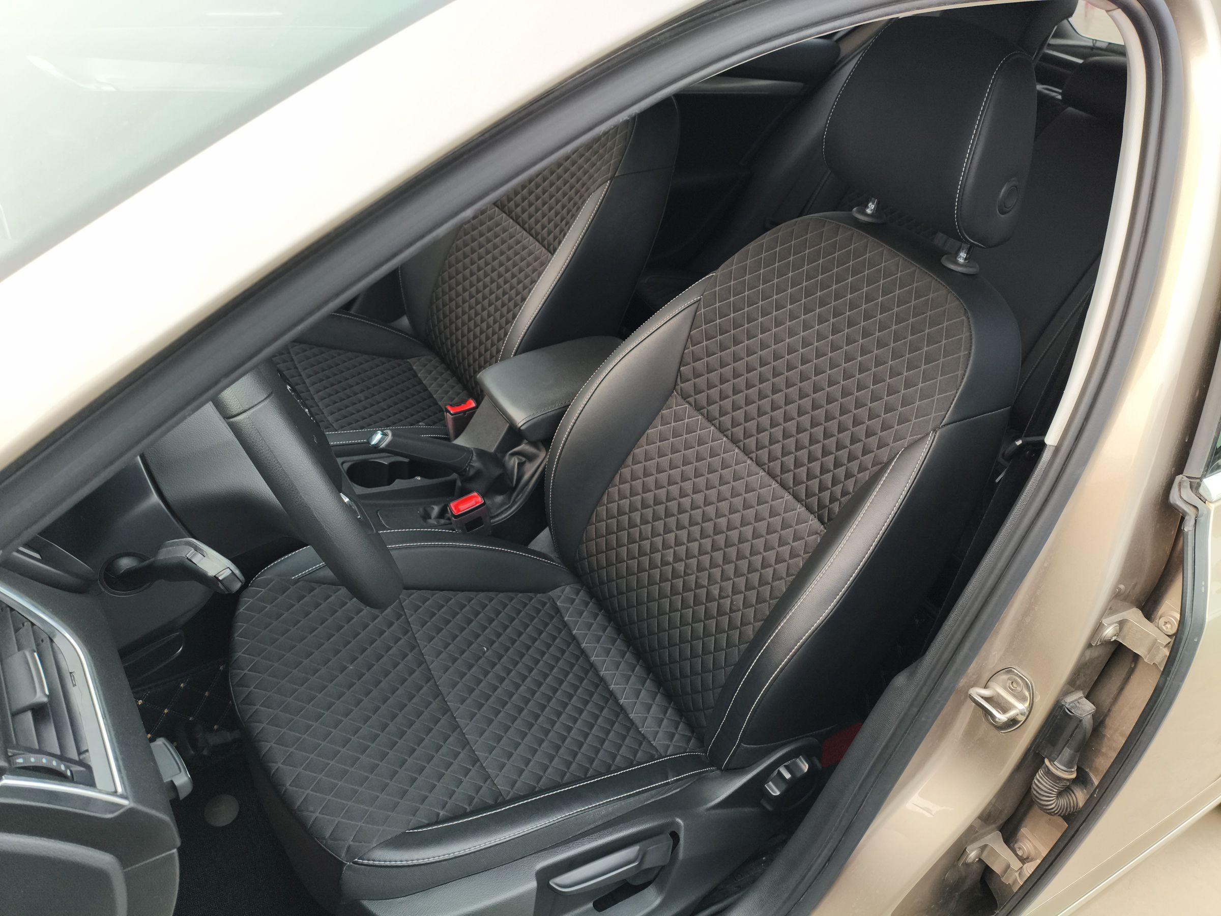 المقاعد الأمامية داخل السيارة