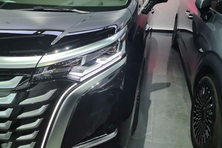 Used Denza D9 2025 DM-i Intelligent Drive 1020 Four-Wheel Drive Flagship Model
