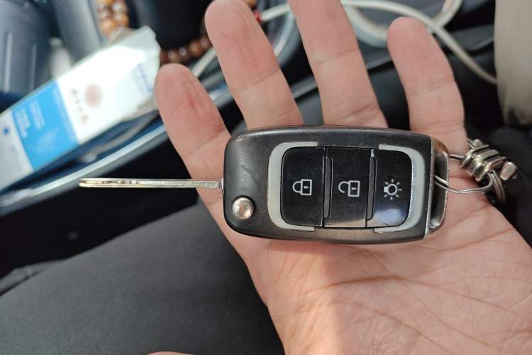 Used Jinbei Gold Hiace 2023 1.5L Passenger Van Travel Lion 5/6/7-Seater with Central Air Conditioning Vehicle Key