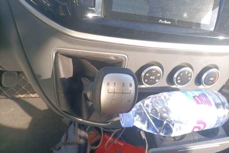 Used SAIC MAXUS Xintu V80 2021 2.0T Manual Classic City Delivery King Short Wheelbase Mid-Roof Design 3 Seats
