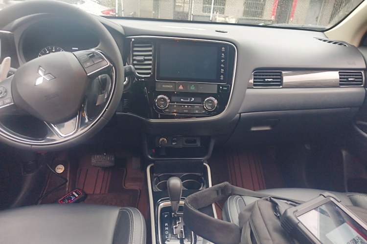 Used Mitsubishi Outlander 2019 2.4L 4x4 Zhi Xiang Edition 7 Seats China VI Standard