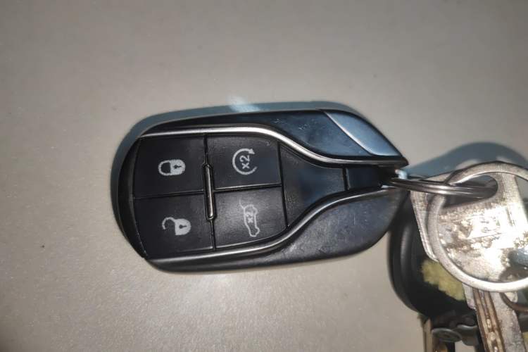 Used Dodge Journey 2013 2.4L Two-Wheel Drive Luxury Version Vehicle Key