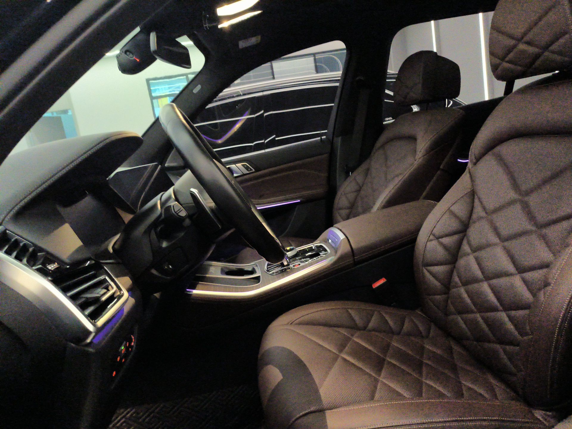 المقاعد الأمامية داخل السيارة