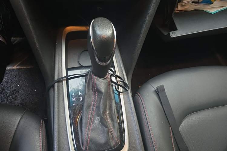 Used Chevrolet Monza 2020 Light Hybrid Redline 320T Dual-Clutch Thrilling Edition Gear Lever