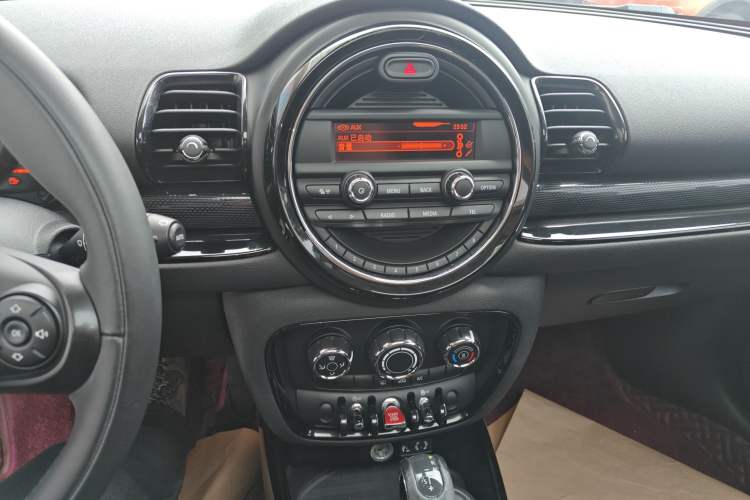 Used MINI Clubman 2016 1.5T ONE Internet Limited Edition Audio And AC Panel
