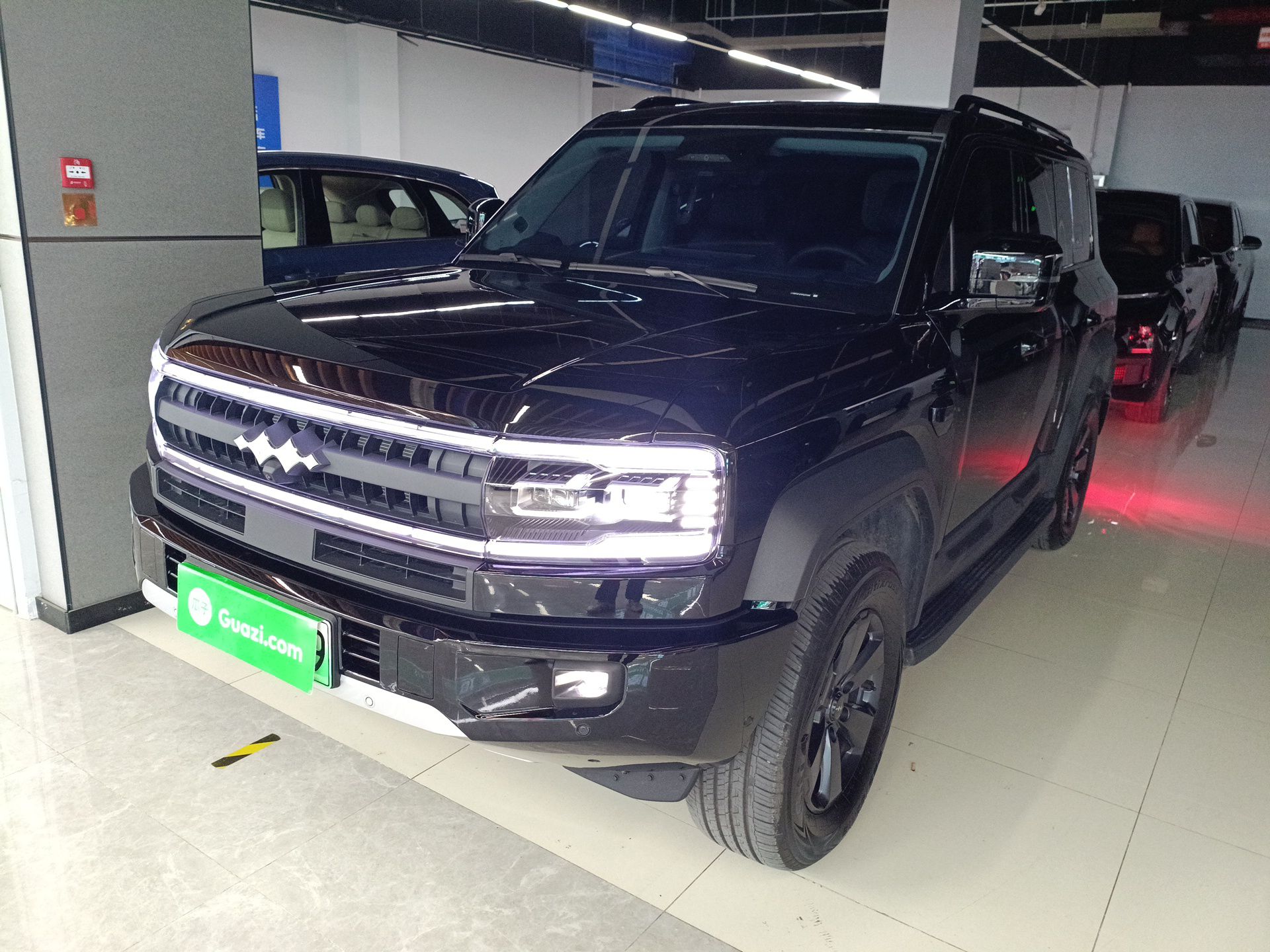 تحت مقدمة السيارة