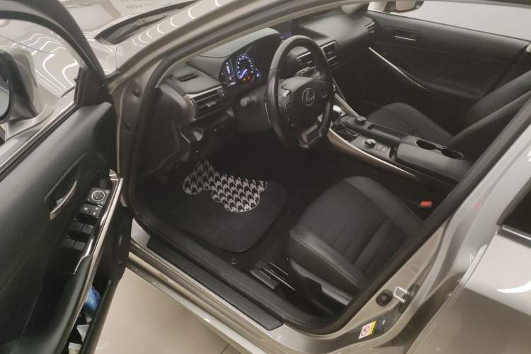 Used Lexus IS 2017 300 Leading Edition
