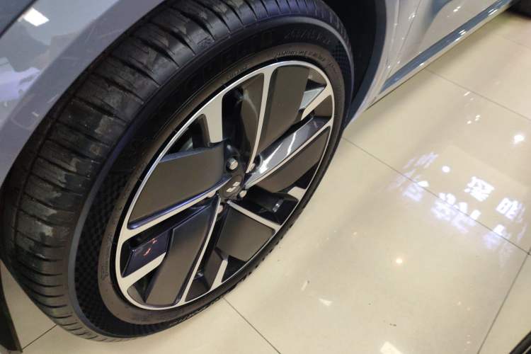 Used Li Auto L8 2025 Ultra Smart Refreshed Edition Exterior 4