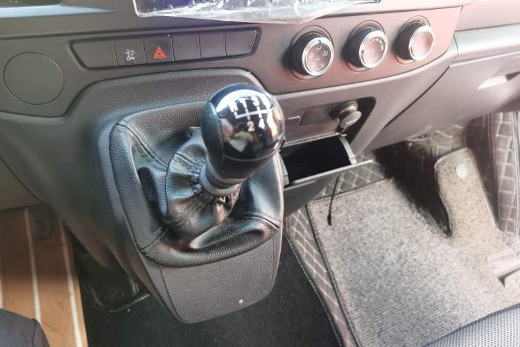 Used JMC Fushun 2022 2.0T Manual Multi-Function Passenger Vehicle Short Wheelbase Low Roof 6-Seater
