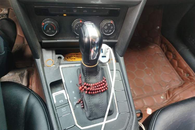 Used Volkswagen Lamando 2015 230TSI DSG Fashion Edition Gear Lever