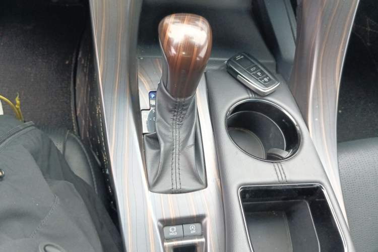 Used Toyota Avalon 2019 2.0L Luxury Edition China VI Standard Gear Lever