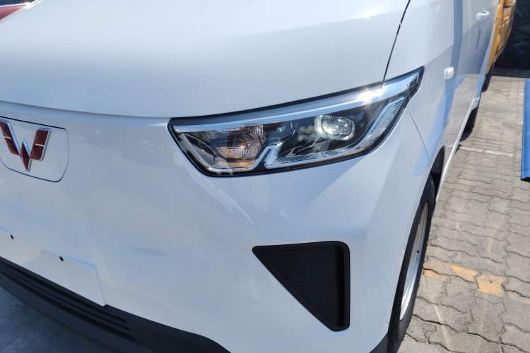 Used Wuling Yangguang 2024 300KM Comfort Version Passenger Van 75kW