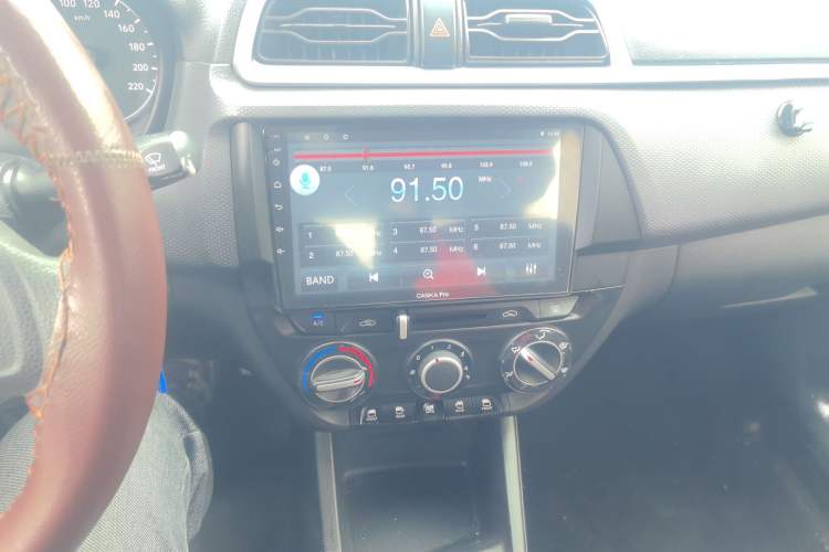 Used Hyundai Verna (older generation) 2017 1.4L Manual Colorful Skyroof Version China V Standard Audio And AC Panel