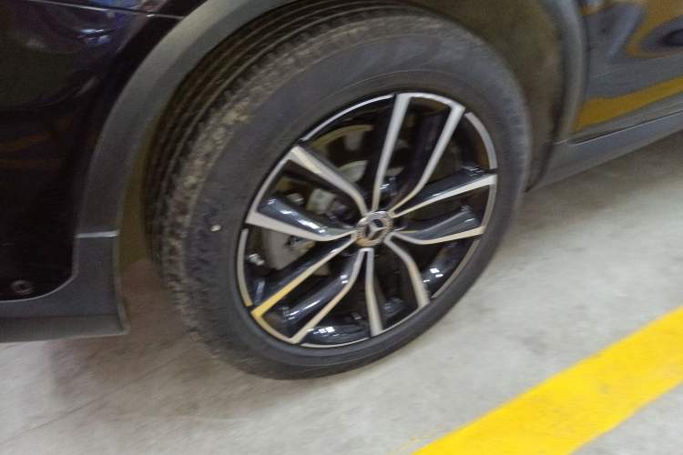 Used Mercedes-Benz GLC 2022 Facelift GLC 260 L 4MATIC Luxury Edition Right Rear Wheel Hub