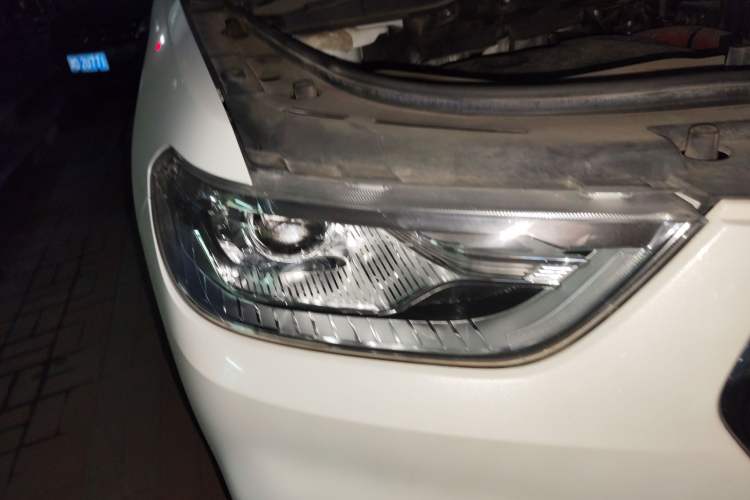 Used Haval H2 2018 Chuanxiang Edition Blue Badge 1.5T Dual-Clutch Two-Wheel Drive Fashionable Model Right Front Headlight